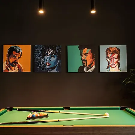 Live Like A Rockstar In Luxury Nyaraló